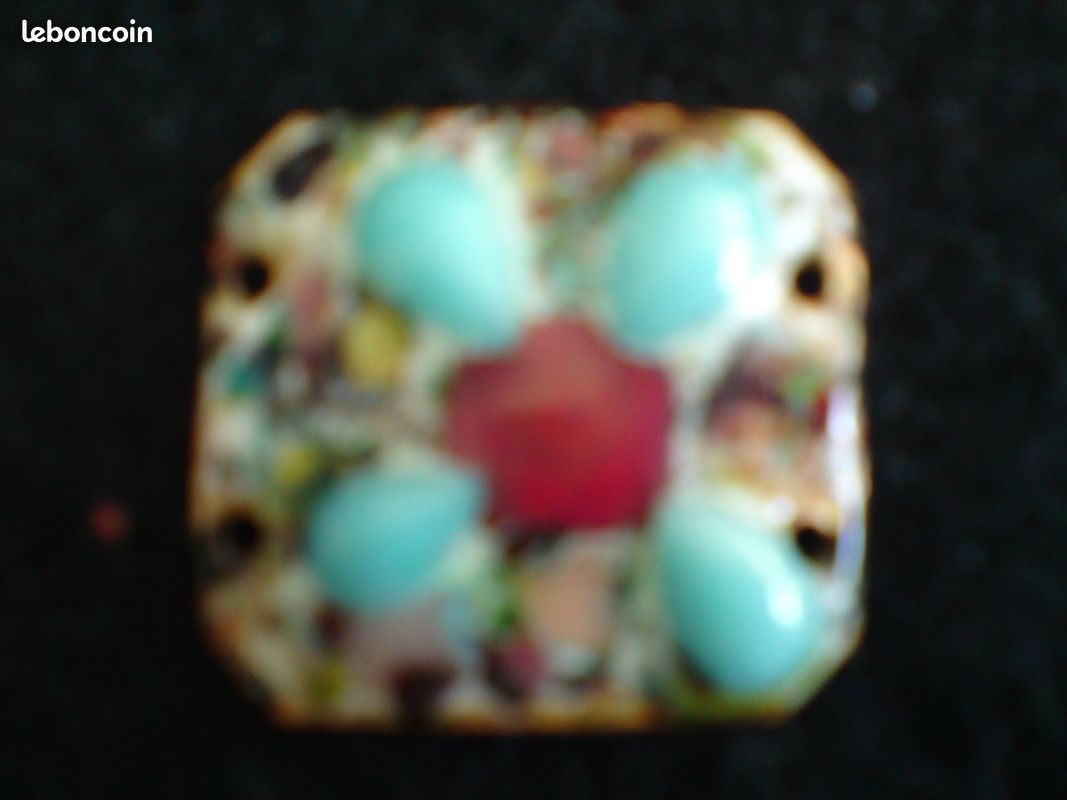 Pendentif Plaque en émail à accrocher avec des rubans élément pour bijou ou motif de fleur à Pétales bleus et centre rouge sur fond tâcheté multicolore Emaux sur métal Vintage (image 1)