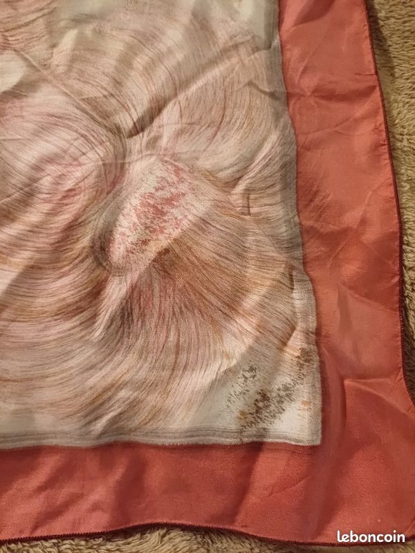 Foulard En Soie Rose - Tons De Roses, Motif Géométrique, Occasion Très Bon état