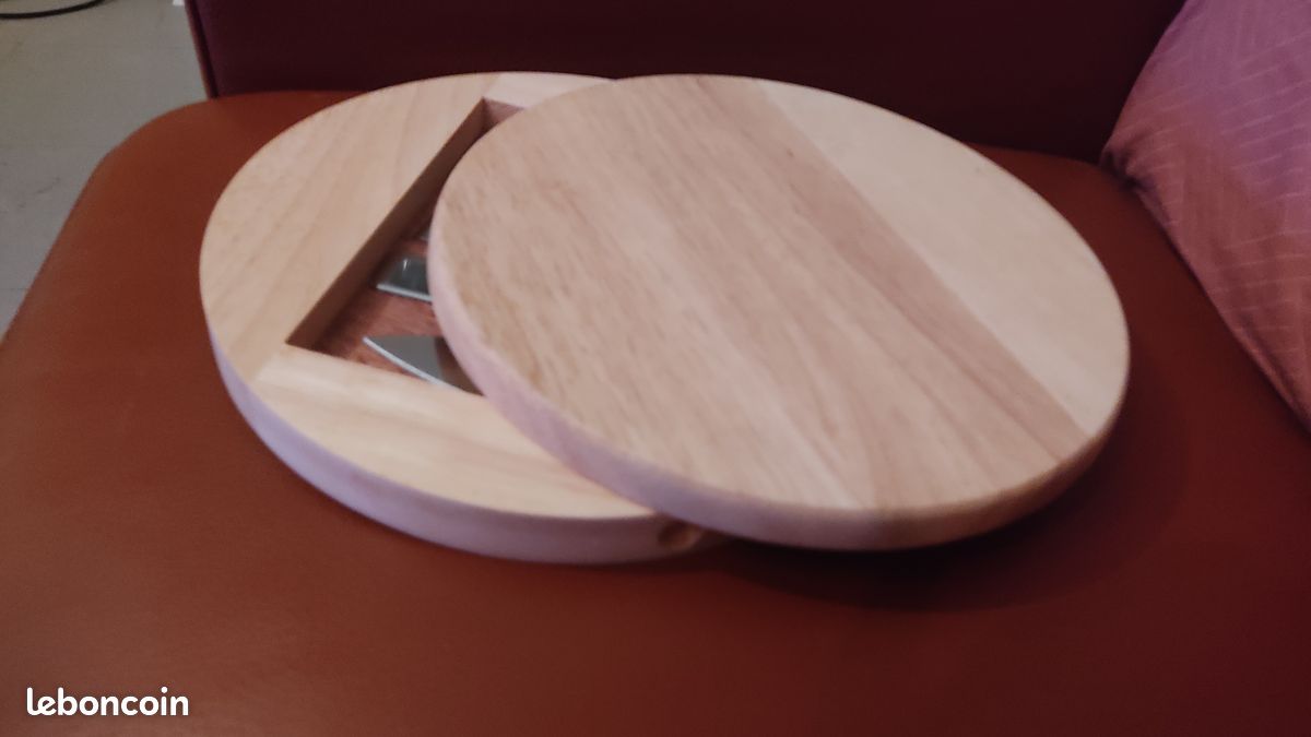 Plateau à fromage rond en bois neuf avec ses couverts (image 2)