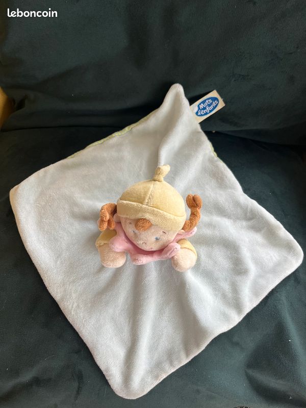 Doudou plat vert poupée à collerette rose de la marque les mots d enfants (image 1)