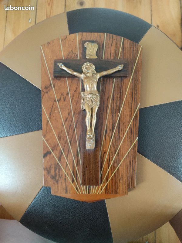 Joli crucifix en bois formica (image 1)