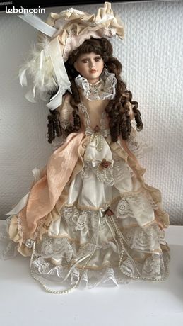 Poupée en porcelaine