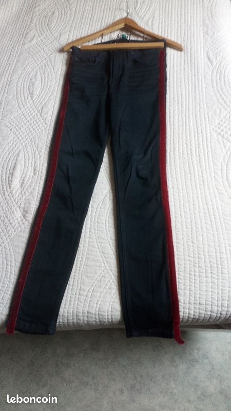 Jean Skinny taille haute noir avec bande rouge sur les côtés (image 5)