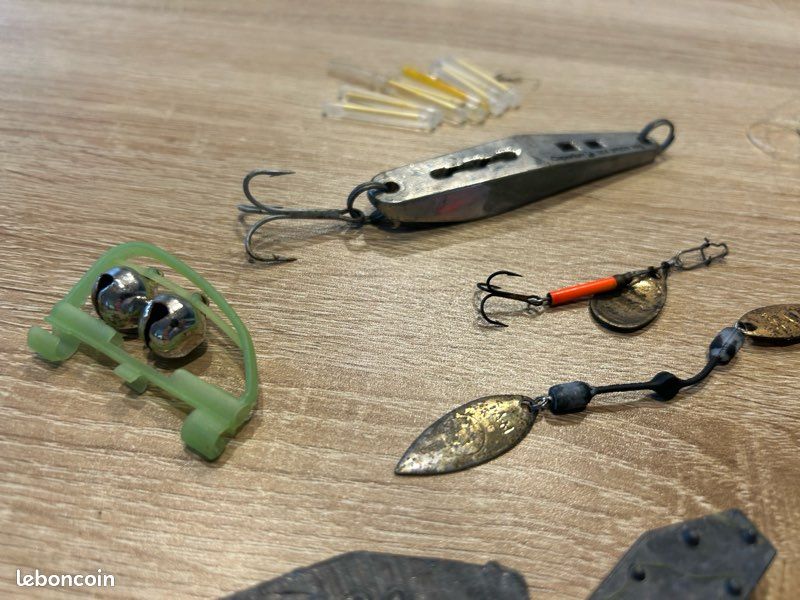 Lot De Pêche : Leaders, Hameçons Et Accessoires - Plus De 100 Pièces