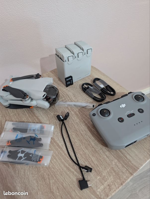 DJI Mini 3 Fly More Combo + Micro SD SanDisk – État comme neuf (Servi 4 fois) (image 1)