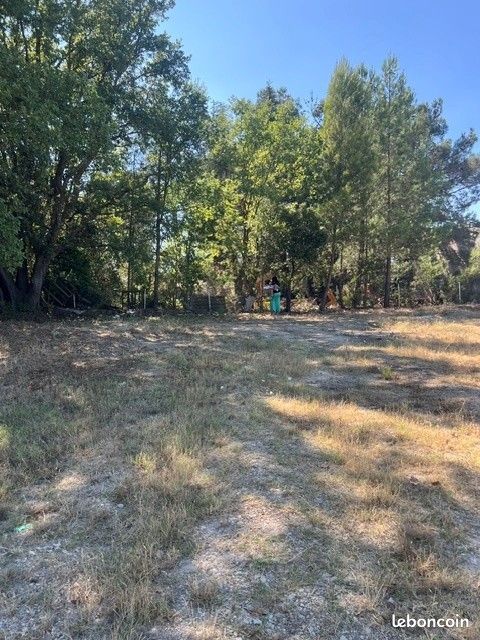 Terrain à bâtir de 723 m² à CHARLEVAL (13) · 235 000 €