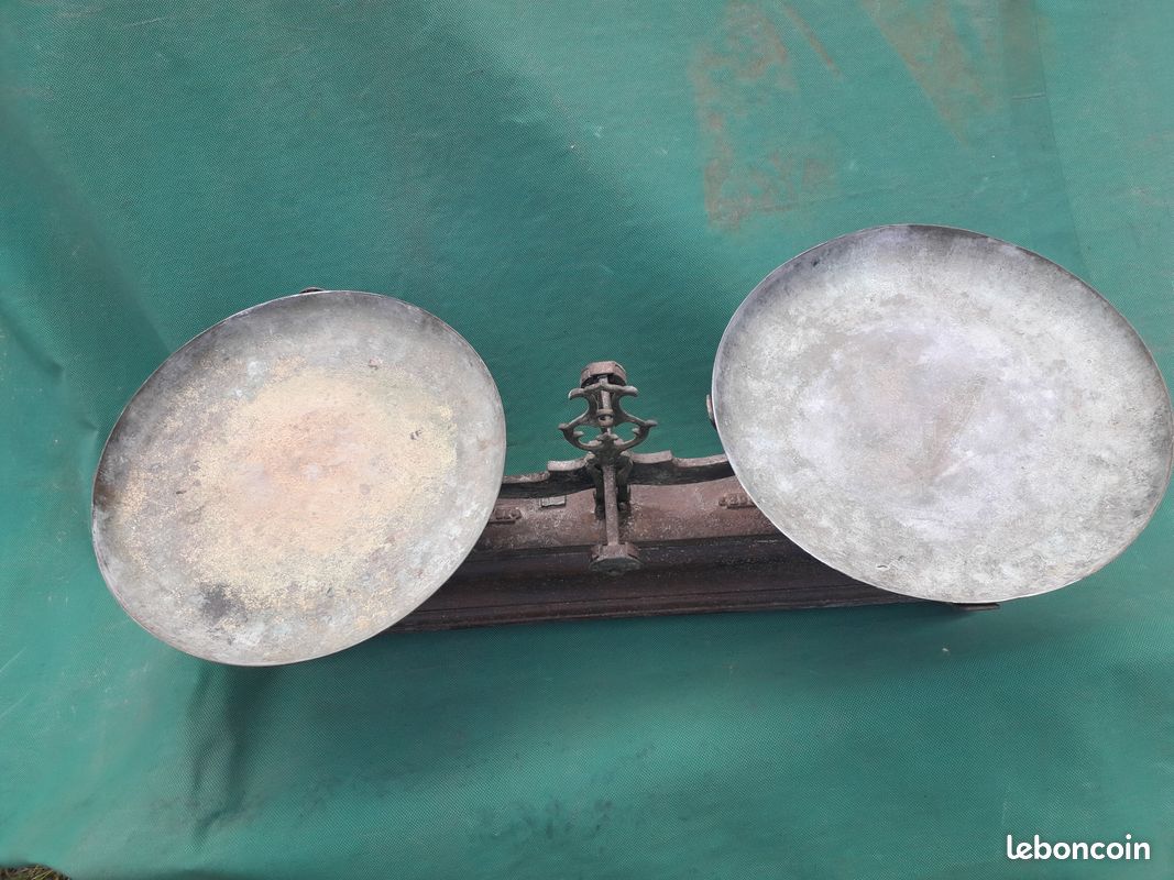 Ancienne balance (image 1)