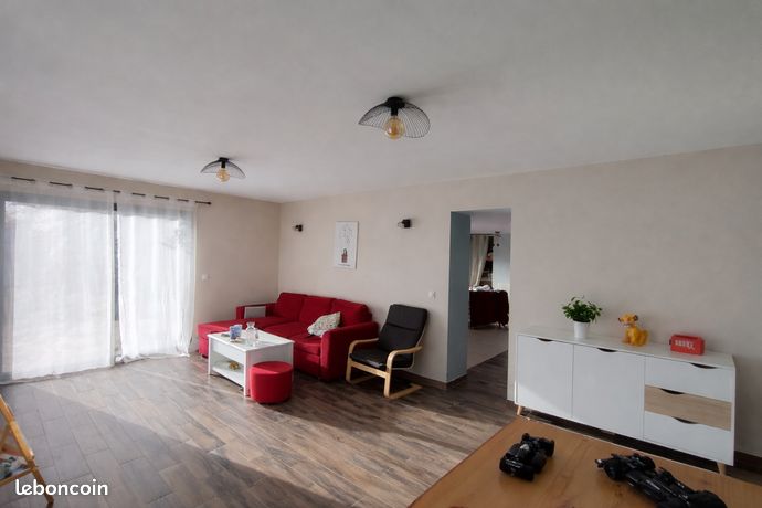 Maison plain-pied (2011) – 133m² – DPE C – Panneaux Solaires 5kW & Poêle à granulés