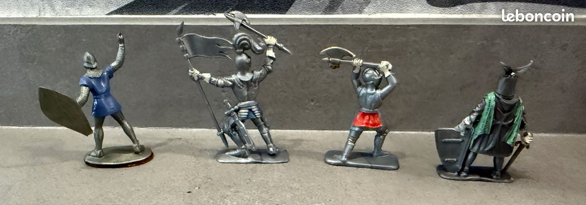 Lot de 4 figurines de chevaliers vintages en plastique (image 2)