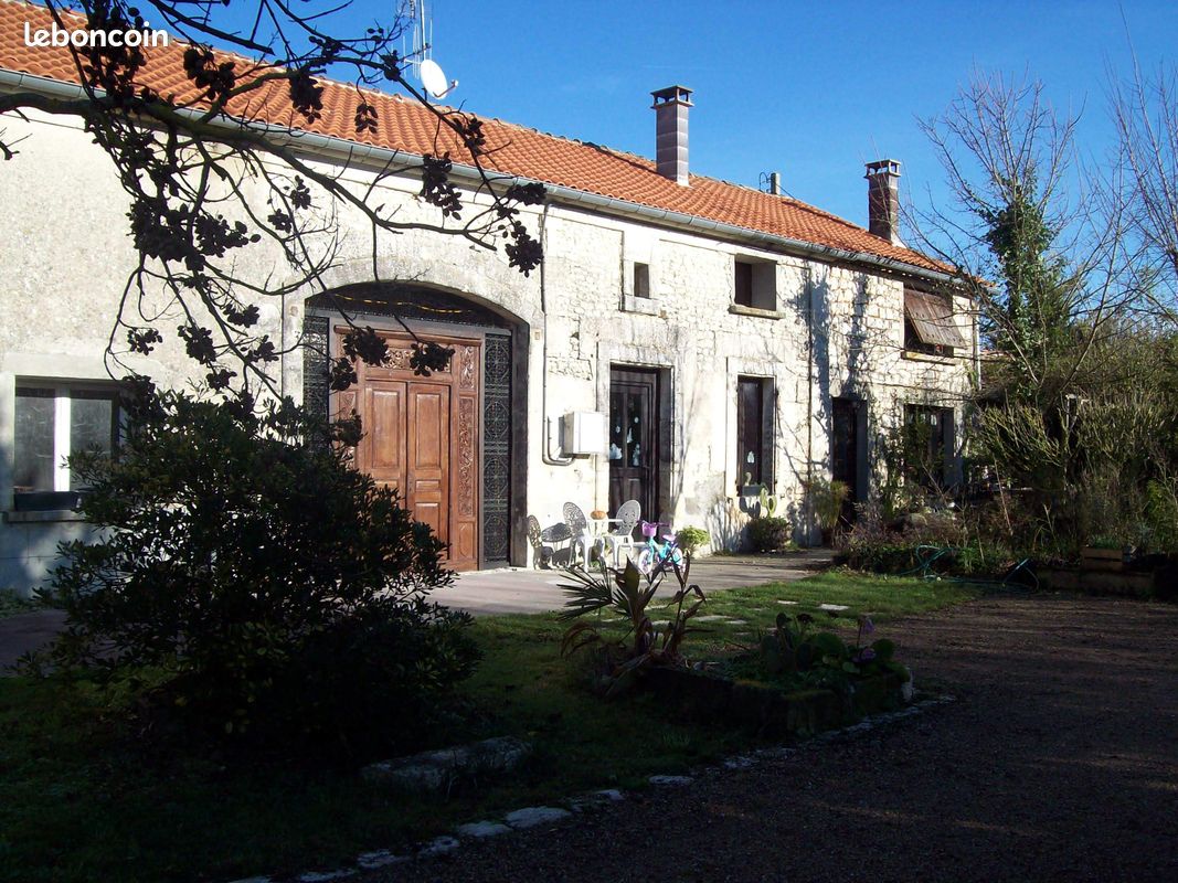 Maison 9 pièces 370 m² · à Barbezieux-Saint-Hilaire · 370 m² · 350 000 €