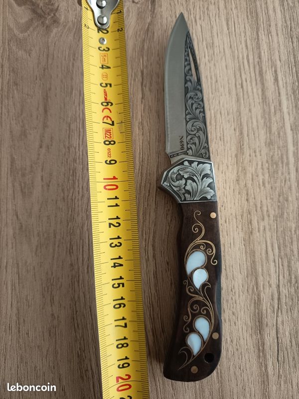 Couteau pliant N690 – manche en noyer, nacre et gravures, 20 cm, coffret de collection (image 3)