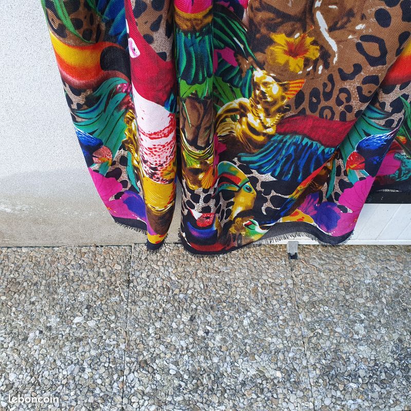 Etole carrée colorée motifs perroquets (image 3)