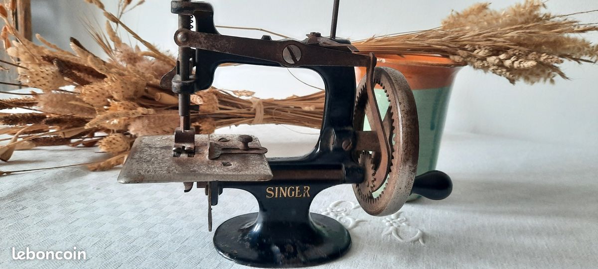 Machine à Coudre Miniature SMJ En Tôle – Jouet Ancien Début XXe