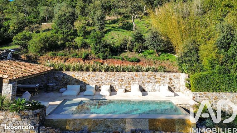 Propriété 5 pièces 245 m²