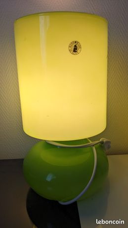 Lampe Azé, Luminaire à Poser sur le Chevet ou le Bureau. 2 coloris