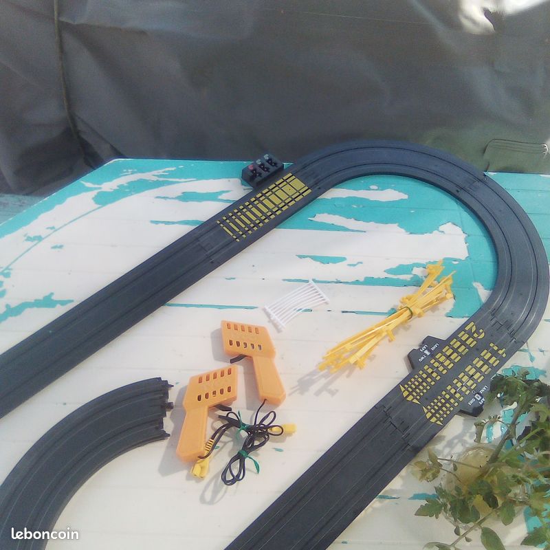 Pièces d'un ancien circuit auto TYCO (image 4)