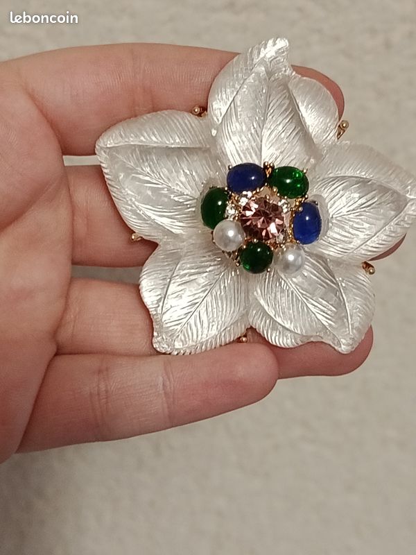 Broche Signée BJC - Motif Animalier Avec Perle - Alliage Doré - Bijou D'Occasion Élégant