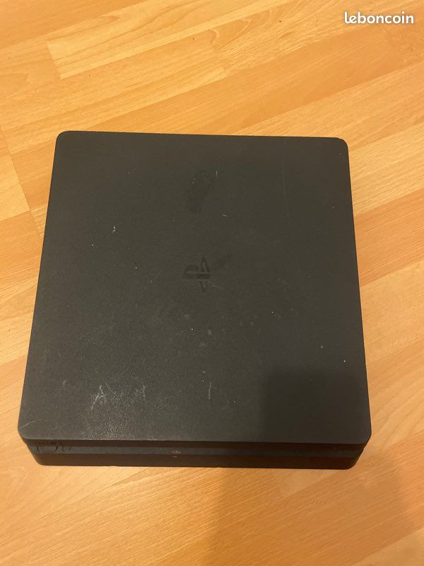 Ps4 slim avec manette et câble d’alimentation (image 1)