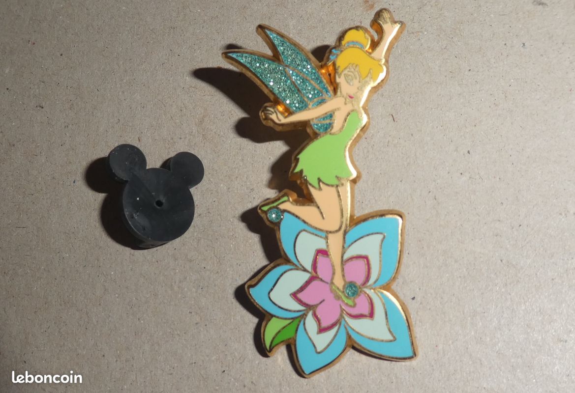 Pin's Clochette debout fleur bleue Disneyland Paris (image 2)