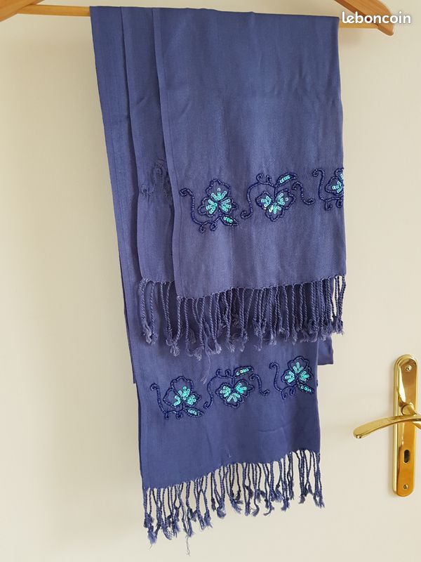 Grande étole/écharpe bleue à sequins (image 1)