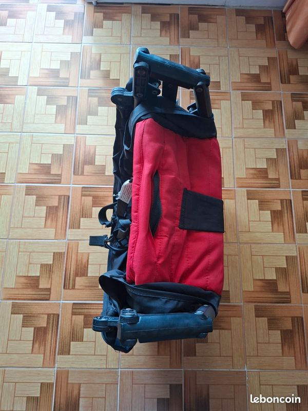 A vendre poussette ferrari en bon état (image 1)