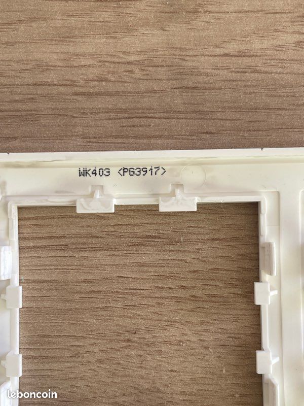 Plaque Triple Kallysta Blanc Neige Hager WK409 - Enjoliveur Prise/Interrupteur - Neuf
