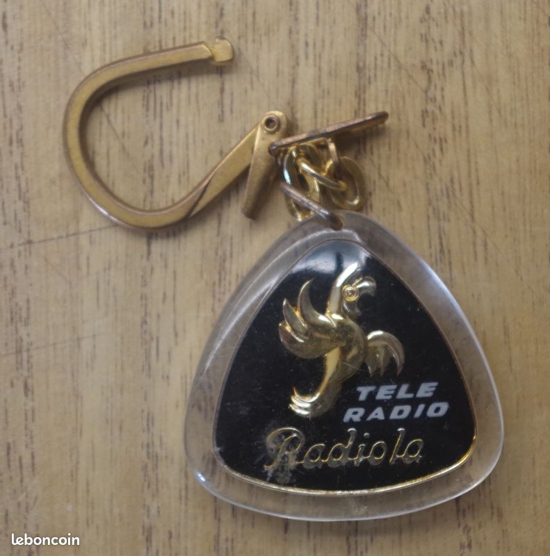 Ancien porte-clés coque plastique "Télé Radio Radiola Pierre POULAT (Saint-Chamond / Rives-de-Gier)" (image 1)