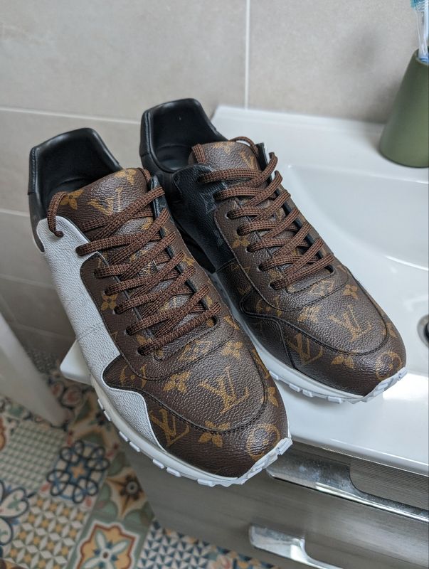 Chaussures Sneakers Louis Vuitton Beige d'occasion