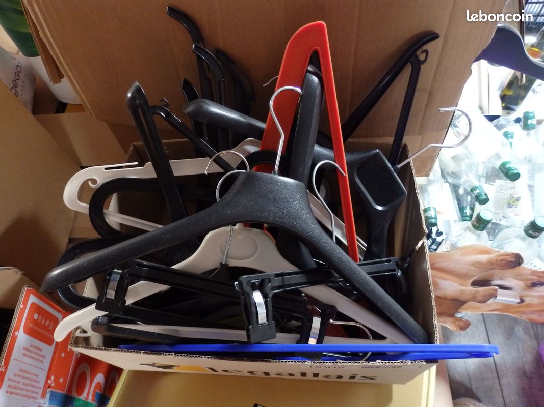 Cintres en vrac (2 euros le lot de 10) (image 2)
