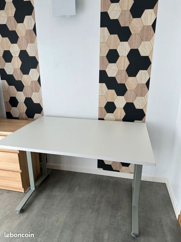 Bureau (image 1)