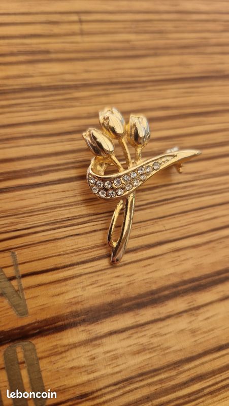 Broche Vintage Fleur En Métal Doré - Fantaisie Rétro