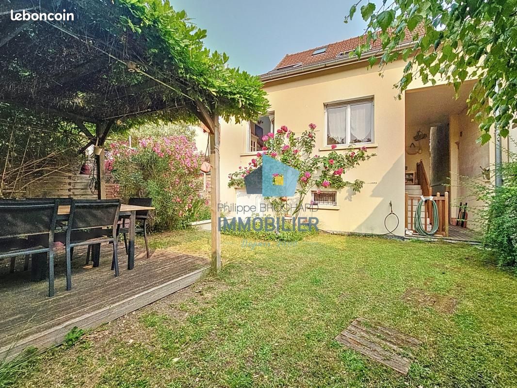 Maison 6 pièces 105 m² · au Blanc-Mesnil · 105 m² · 369 000 €