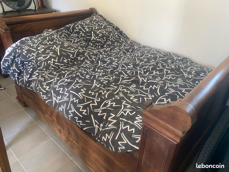 Lit ancien en bois (image 1)