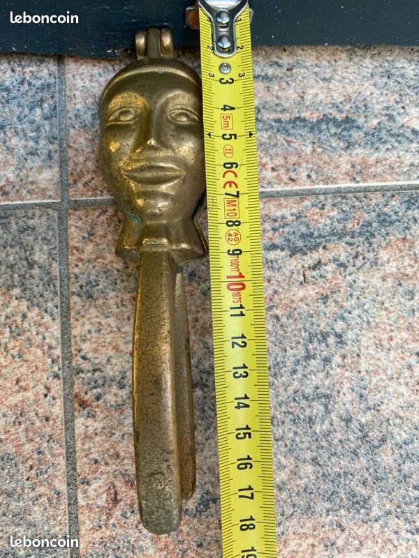 Casse-noix ancien en laiton doré – Objet de curiosité vintage 1960