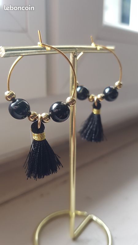 Boucles d'oreilles creoles dorees perles pompons noirs (image 2)