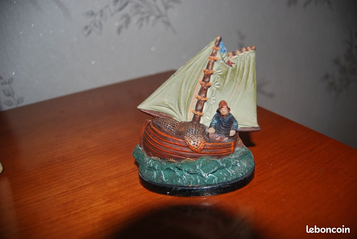 Pecheur en terre cuite sur un bateau (image 1)