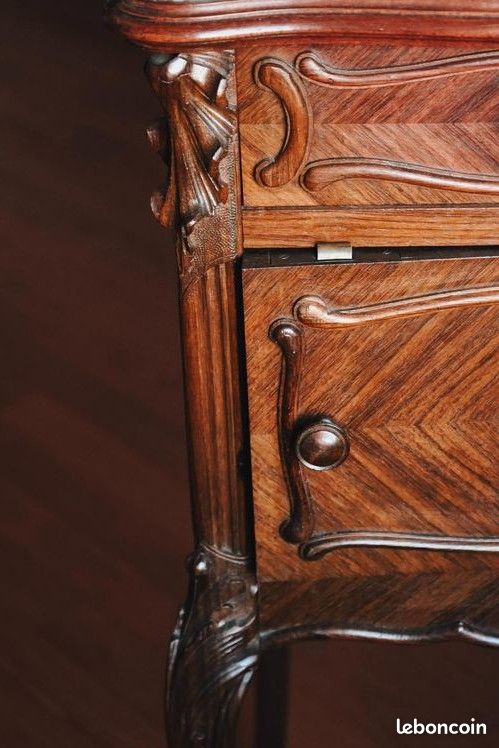 Table de chevet bois massif sculpté et marbre (image 3)