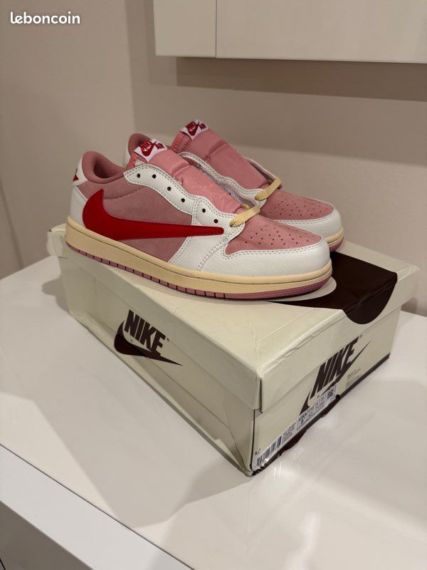 Nike Air Jordan 1 Travis taille 42 en parfaite état avec boîte (avaible with other size) (image 7)