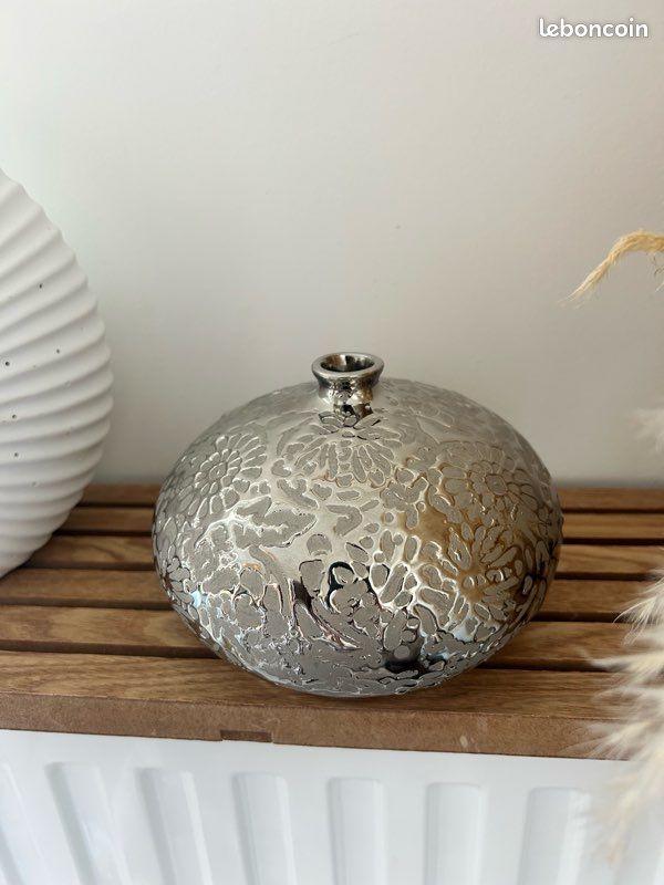 Vase boule décoratif argenté à motifs floraux – Design moderne (image 7)