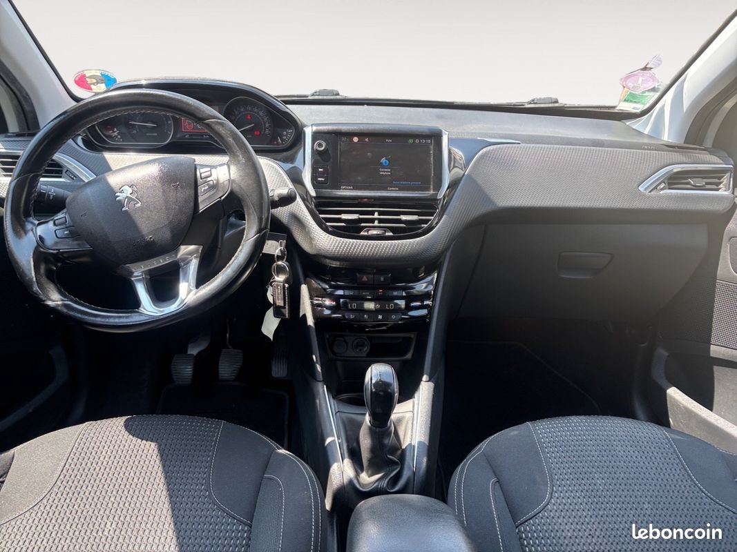 PEUGEOT 208 1.2 PureTech 82ch BVM5 Allure (image 3)