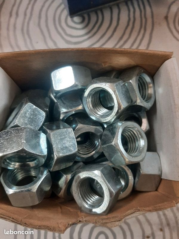 42 écrous diamètre 20mm dont 12 en inox (image 1)