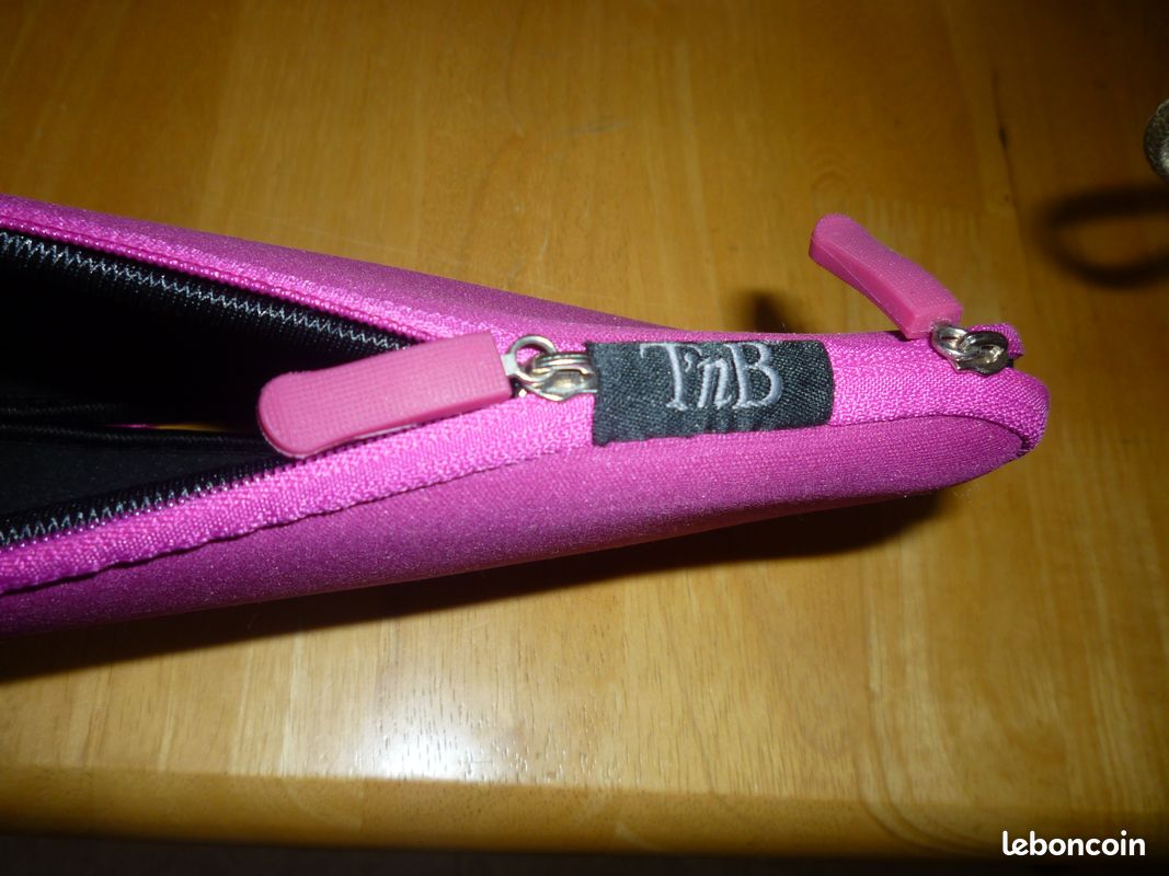 Housse Pour Tablette Wati B - Couleur Noire, Occasion, Quelques Marques D'usure