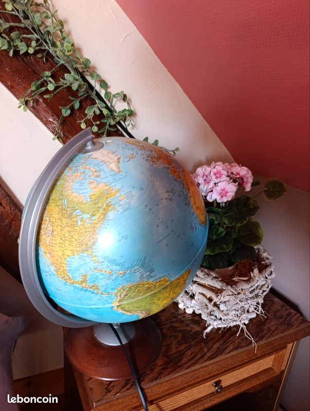 Globe terrestre éclairé (image 2)