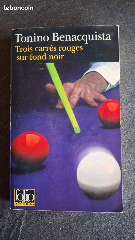 Trois carrés rouges sur fond noir (image 2)