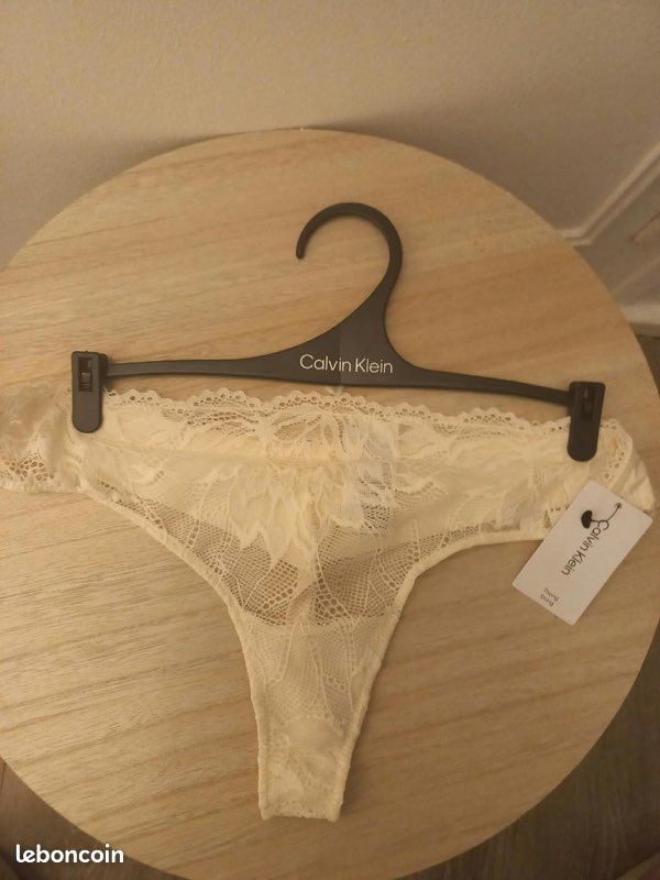 Calvin Klein culotte string en dentelle taille M neuve avec étiquette (image 3)