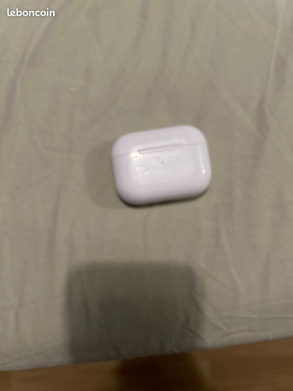 AirPods (image 1)