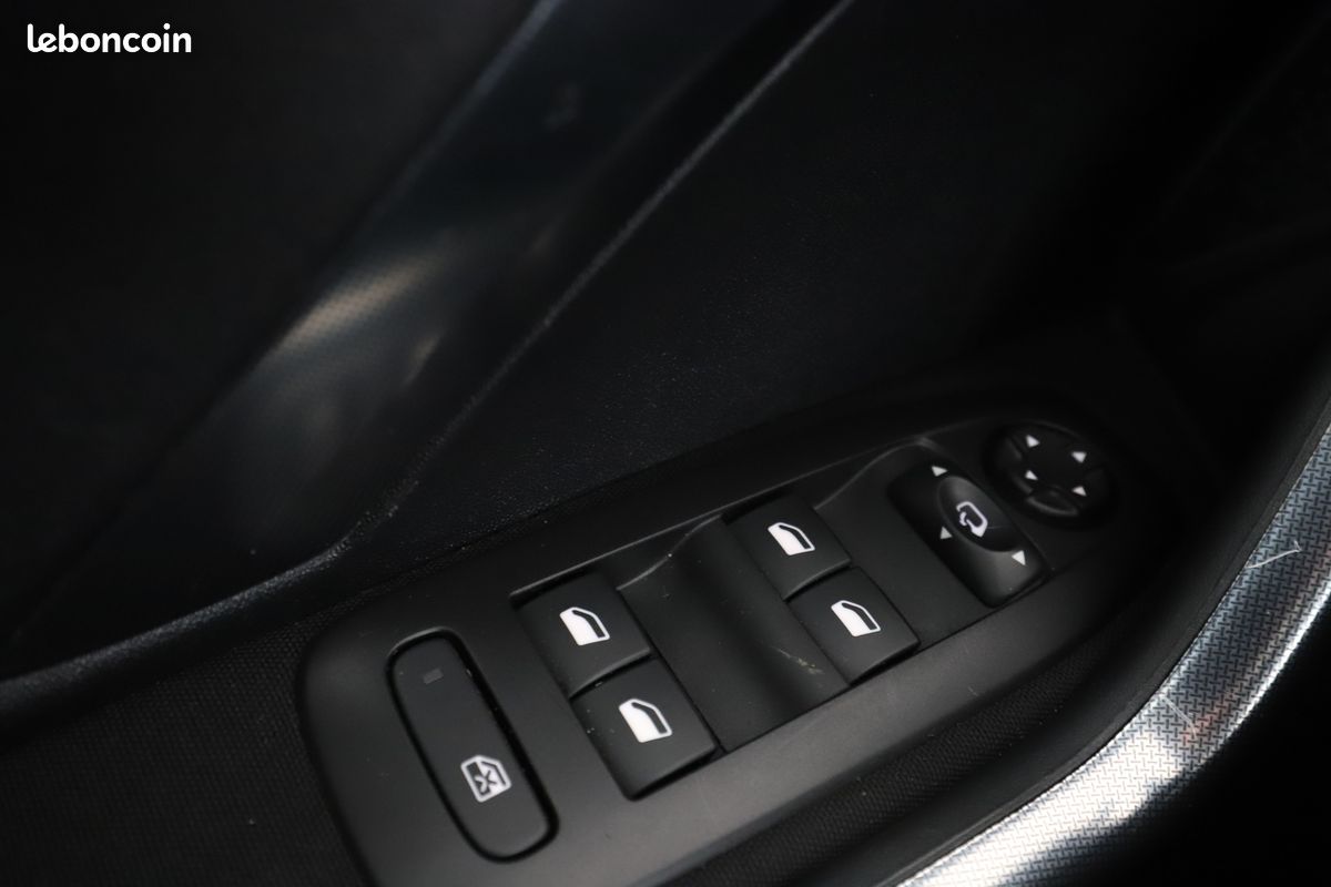 Peugeot 2008 1.2 PureTech Allure EAT6 110 ch (image 24)