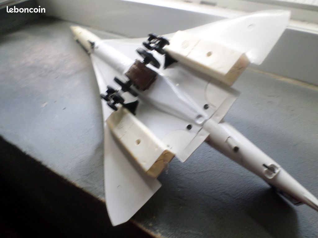 Maquette dAvion Concorde Tole Doré - Vendu