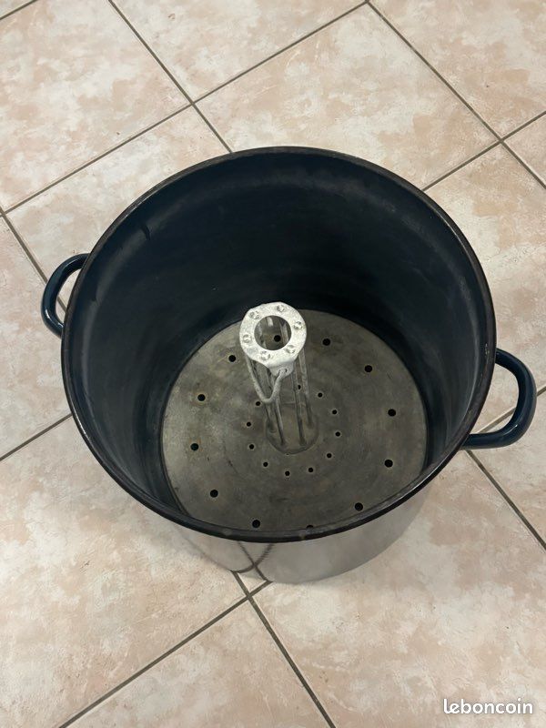 Grande marmite émaillée bleue avec grille vapeur - 20/25L (image 3)