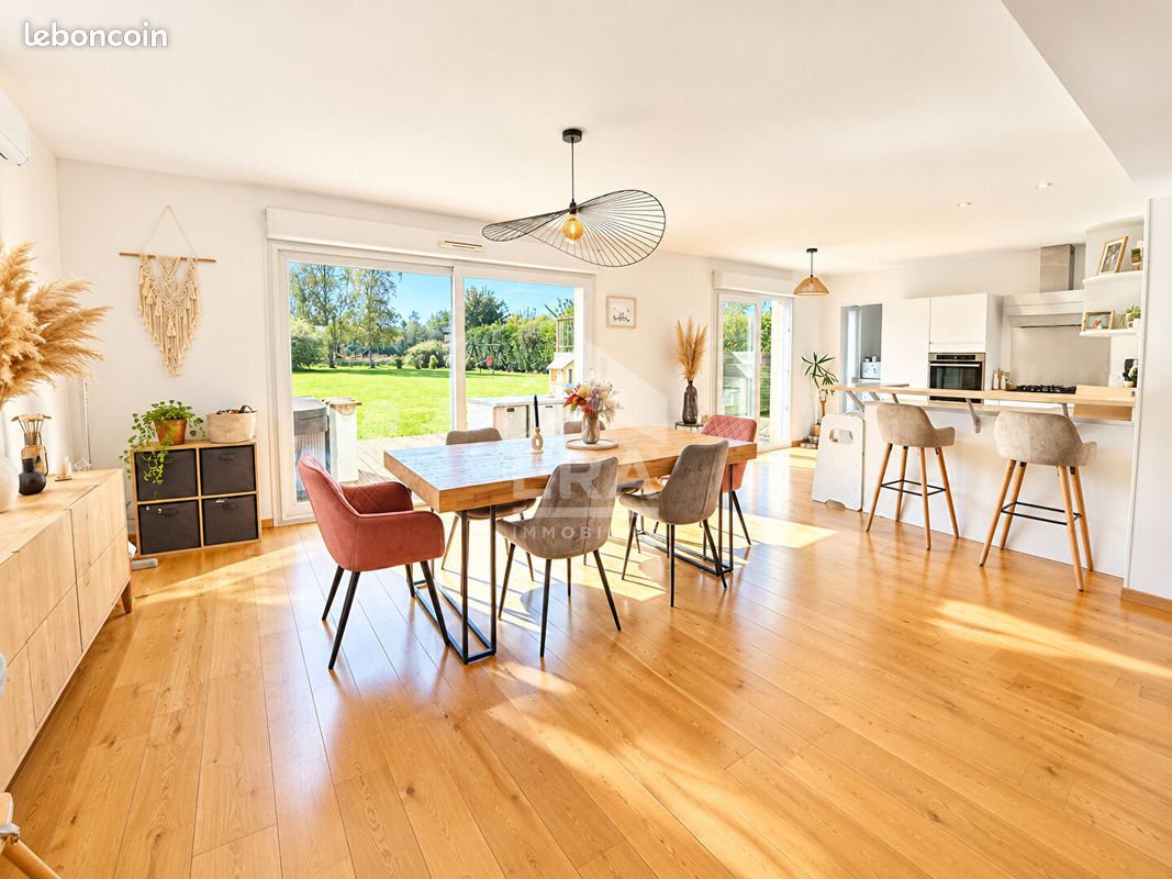 Maison 8 pièces 137 m² · à Bellebrune · 137 m² · 454 800 €